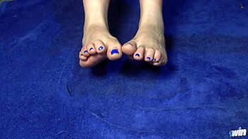 big oiled butt for foot fetish worship