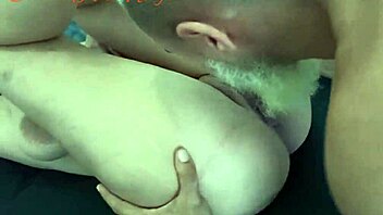 Але Нинфа возвращается со всем и пробует фистинг с Рок Майаа, пока куколд в бреду!