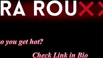 mi madrastra me enseña a limpiarme el coño al aire libre, que rico sentir su lengua en mi pussy peluda