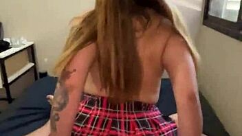 Lekkert latina med stor rumpe i skjørt knullet hardt i senga