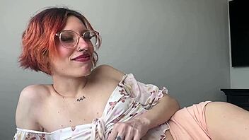 Geile Babysitterin Elle Marz giert nach schlampigem Sex mit Nerd