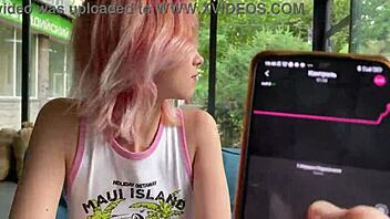 Kędzierzawa laska spaceruje ulicami miasta z wibratorem brzęczącym w środku