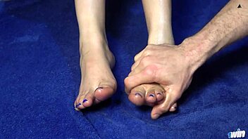 big oiled butt for foot fetish worship