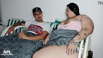 Guarda cosa faccio con la mia matrigna mentre guardiamo la TV