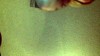 从下往上看我操妞超激烈！