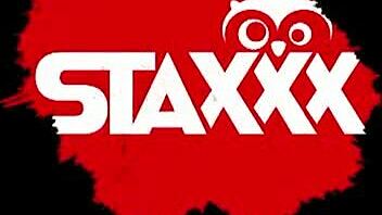 Hej, hočeš videti Cindy, plavolasko bombo, kako sesa in jebe v rdečih nogavicah?