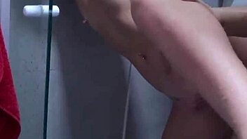 Meu marido me gravou dando o cuzinho para o amigo dele no banho 😏