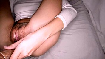 Mi coño rosa recibe una verdadera follada de mi amiga árabe, que rico sentir su lengua