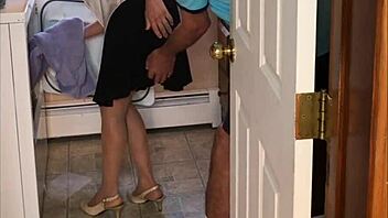 Milf sexy se rinde al chico vecino en la lavandería