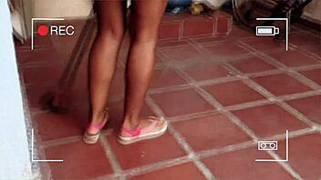 Pinta Com Meu Pinto - Dona De Casa Varrendo O Quintal