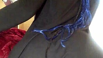 Having some fun on the bed with ebony beauty 😊