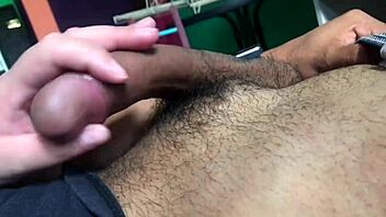 eating the little aunt's pussy now 😋