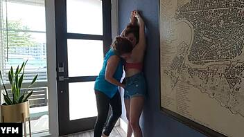 אמא חורגת מקבלת את פני הבת החורגת בנשיקות רטובות. המשחק הלסבי העסיסי שלהן מתחמם מהר