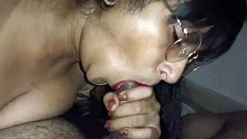 أحلى مص وجنس ساخن لزوجين هنديين.