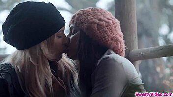 I-I runaway chick eatin my bff's pussy with big tits n lickin