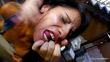 Brunette photographer gets her pussy eaten on the set