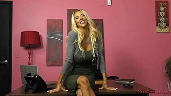 i'm courtney taylor, worshiping that big ass and feet like a slave in bdsm