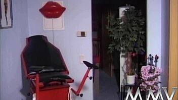 check this brunette bitch handling two cocks for facial