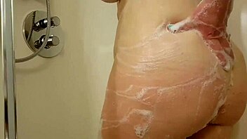 Watch my homemade bath with my mature wife showing her natural tits and pussy