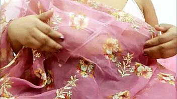 चब्बी एशियाई लेडी आज लोकल मार्केट पर सबकी नजर खींचती है।