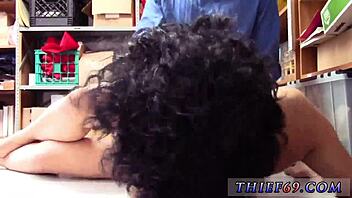 18+ tjej sprutar i byxorna! Gubbe förför och knullar henne!