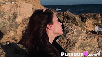 Sexy Mila Azul predvádza veľké prirodzené prsia nahá 😍