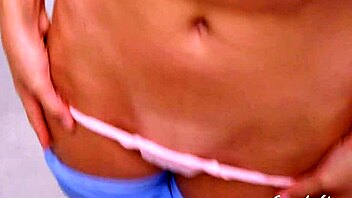 Soră vitregă mă face să ejaculez repede în chiloții ei jos.