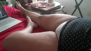 Voyeur secretly records curvy wife at home