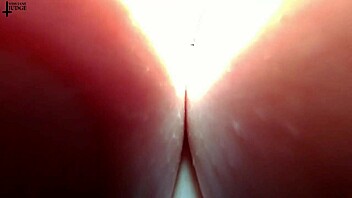 Wanita Gergasi Tak Tahu Sembunyikan Lelaki Kecil 18+ Di Tetek Besar