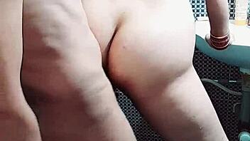 Пълната съпруга Puja я проблясват здраво в банята