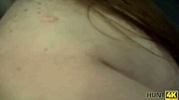 Уау! Великолепната мадама продава подстригана путка за пари в залата!