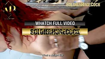 Приятелката се преструваше на срамежлива, но я чукахме здраво в кухнята