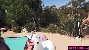 Biseksuele tieners 18+ in bikini's worden wild bij het zwembad in het openbaar.