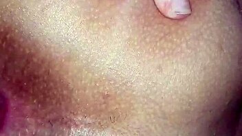 شاب يمد مؤخرتي على مصراعيها، أووه!