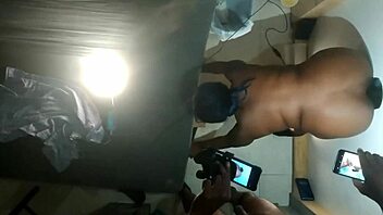 छोटी 18+ एबोनी हेयर पस्सी वाइल्ड सेक्स!