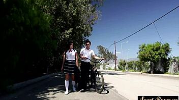 Leraar buigt 18+ meisje over en neukt haar kut in taboe fantasie