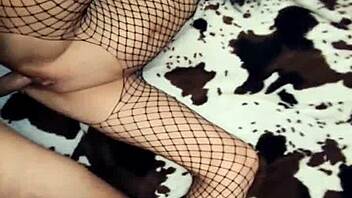 Sexwife rides her fans