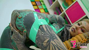 בחורה עם קעקועים וצמות רוכבת על צעצוע ענק בזיין אנאלי פרוע