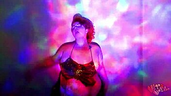 A red-haired BBW performs a worship dance with oil