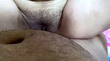 Сељанка Бхаби јебана у догги стилу у пуном ХД деси акцији. Сирова страст ослобођена!