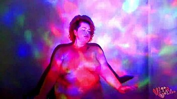 A red-haired BBW performs a worship dance with oil