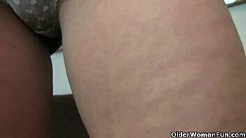 Nemška MILF Kristine prstkuje svojo dlakavo pičko