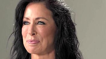 Zblízka sólová masturbace velkoprsé milf Reagan Foxx!