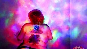 A red-haired BBW performs a worship dance with oil