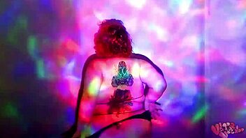 A red-haired BBW performs a worship dance with oil