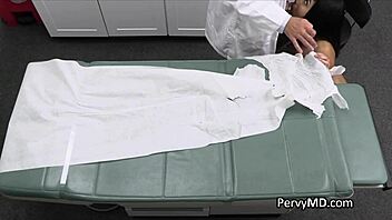 Doc, tu vas vraiment aller aussi profond dans ma chatte latina pendant cet examen ?