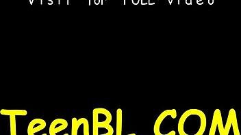 Zapeljuje hunk-a s sesanjem kurca, tako velik je