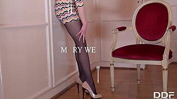 Beauty babe Mary fingers herself wet in pantyhose.