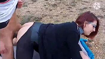 Aldatan eş kocası ve yaşlı röntgenciler izlerken sertçe vuruluyor! 😲