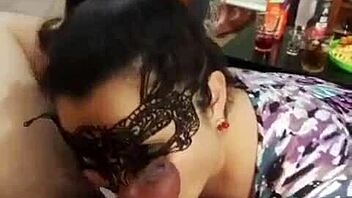 Mamada con antifaz 6